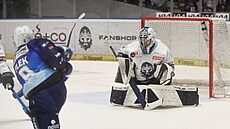 Kladenský gólman Adam Brízgala zasahuje proti st�ele brn�nského Jakuba Fleka.
