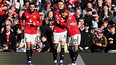 Hrá�i Manchesteru United slaví gól Benjamina �e�ka proti Crystal Palace.