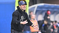 Zlínský trenér Bronislav �ervenka burcuje sv��ence v zápase proti Plzni.