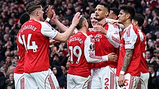 Hrá�i Arsenalu slaví gól v zápase s Chelsea.