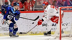 T�inecký obránce Richard Nedomlel a vítkovický úto�ník Martin Hanzl sledují...