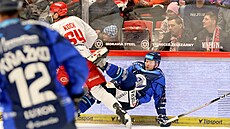 Obránce Vítkovic Joshua Wesley padá po st�etu s t�ineckým obráncem Patrikem...