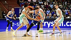 Tomá� Satoranský se vytá�í b�hem zápasu kvalifikace o mistrovství sv�ta v...