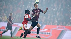 Jaroslav Zelený ze Sparty hlavi�kuje p�ed Youssouphou Sanyangem v utkání se...