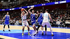 Martin Peterka sp�chá ke st�ílejícímu Roku Radovi�ovi b�hem utkání kvalifikace...