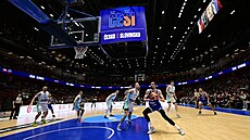 Tomá� Satoranský se tla�í do podko�ového prostoru v utkání kvalifikace...