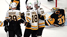 Pavel Zacha z Bostonu slaví se spoluhrá�i gól proti Pittsburghu.