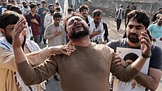 �íit�tí muslimové truchlí nad smrtí íránského nejvy��ího v�dce ajatolláha Alího...