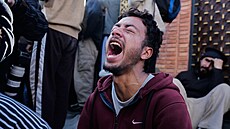 �íit�tí muslimové truchlí nad smrtí íránského nejvy��ího v�dce ajatolláha Alího...