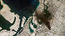 Z Dubaje stoupá dým poté, co na zem dopadly trosky ze sest�elené íránské...