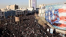 Lidé se ú�astní smute�ního shromá�d�ní na nám�stí v Teheránu poté, co byl p�i...