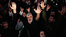 Lidé se ú�astní smute�ního shromá�d�ní na nám�stí v Teheránu poté, co byl p�i...