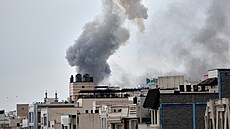 Oblouk kou�e stoupá po útoku v Teheránu v Íránu. (2. b�ezna 2026)