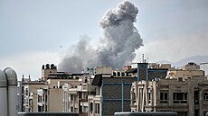 Oblouk kou�e stoupá po útoku v Teheránu v Íránu. (2. b�ezna 2026)
