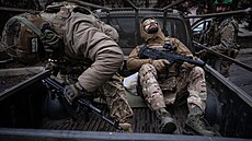 Ukrajin�tí ​​vojáci jedou autem ve frontovém m�st� Dru�kivka v...