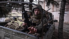 Ukrajin�tí ​​vojáci jedou autem ve frontovém m�st� Dru�kivka v...