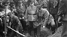 Adolf Hitler p�i slavnostním zahájení výstavby �í�ské dálnice mezi Frankfurtem...