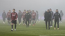Zklamaní spar�an�tí fotbalisté po vypadnutí z domácího poháru.
