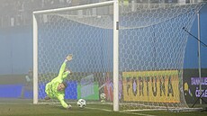 Mladoboleslavský gólman Ji�í Floder chytá penaltu v zápase proti Spart�.