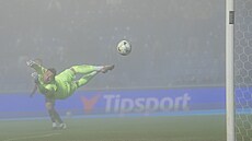 Mladoboleslavský gólman Ji�í Floder v akci b�hem pohárového �tvrtfinále proti...