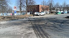 Nová silnice protne sou�asný areál v linii elektrického vedení. Odvede tak...