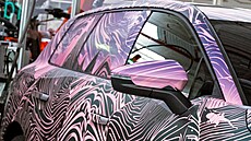 Maskovaný prototyp �kody Peaq v nové výrobní hale pro bateriové systémy...