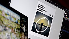 Momentka z vytvá�ení obálky knihy Poslední zahrada pozemských rozko�í od Marka...
