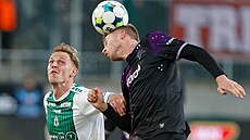 Slávista Zima hlavi�kuje mí� p�ed jabloneckým David Pu�ká�em.