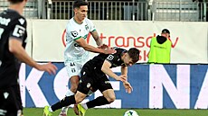 Karvinský obránce Jevhenij Skyba vrá�í do plze�ského Denise Vi�inského.