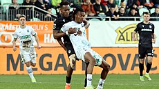 Plze�ský obránce Kargeoh Dweh brání karvinského úto�níka Luckyho Ezeha.