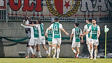 Úto�ník Jablonce Singhateh (úpln� vlevo) slaví gól proti svému bývalému klubu...