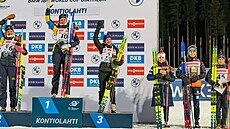 Ceremoniál po vytrvalostním závod� �en ve finském Kontiolahti.