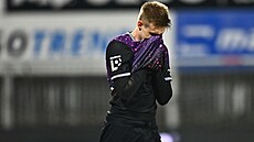 Slávista Chaloupek smutí po zpackané penalt� ve �tvrtfinále MOL Cupu.