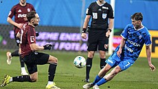 Mladoboleslavský Macek v souboji s Janem Kuchtou ze Sparty.