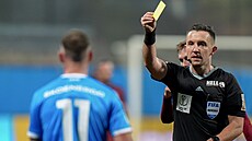 Rozhod�í Starý ukazuje �lutou kartou domácímu Hyb�ovi.