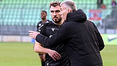 Trenér Plzn� Martin Hyský udává pokyny Ladrovi.
