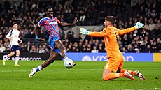 Sarr z Crystal Palace p�ekonává branká�e Tottenhamu Vicaria.