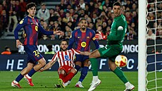 Marc Bernal z Barcelony (vlevo) skóruje proti Atlétiku Madrud.