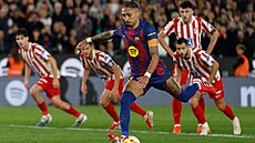Kapitán Barcelony Raphinha zahrává penaltu v zápase �pan�lského poháru proti...