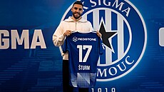 Nová posila Sigmy Danijel �turm pózuje s olomouckým dresem.