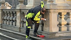 Z mariánského sloupu na Starom�stském nám�stí odstranili nasprejované symboly....