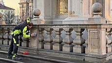 Z mariánského sloupu na Starom�stském nám�stí odstranili nasprejované symboly....