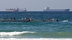 Rybá�ské lod� v pop�edí ropných tanker� nedaleko Hormuzského pr�livu.