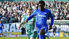 Liberecký stoper Ange N�Guessan vyvá�í mí� v utkání proti Bohemians.