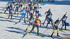 Biatlonistky krátce po startu závodu s hromadným startem v Kontiolahti