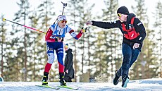 Tereza Voborníková se ob�erstvuje b�hem závodu s hromadným startem v...