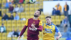 Dukelský úto�ník Tomá� Pekhart hlavi�kuje v souboji s Daliborem Ve�erkou z...