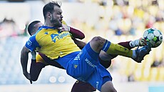 Teplický úto�ník Mat�j Pulkrab se p�etla�uje v souboji s Danielem Kozmou z...