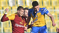 Teplický obránce Denis Halinský (vpravo) hlavi�kuje v souboji s Danielem Kozmou...