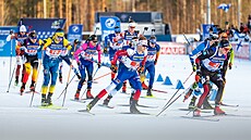 Tomá� Mikyska a dal�í biatlonisté krátce po startu �tafetového závodu v...